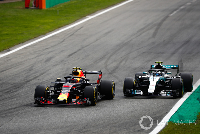 Max Verstappen, Red Bull Racing RB14 Tag Heuer, en lutte avec Valtteri Bottas, Mercedes AMG F1 W09