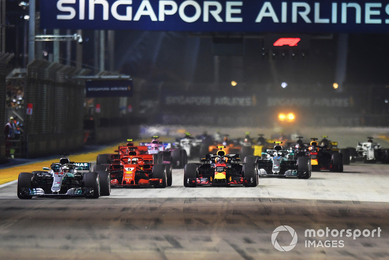 Lewis Hamilton largou da pole e disparou na frente