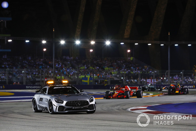 La Safety Car precede Lewis Hamilton, Mercedes AMG F1 W09 EQ Power+, Sebastian Vettel, Ferrari SF71H, Max Verstappen, Red Bull Racing RB14, Valtteri Bottas, Mercedes AMG F1 W09 EQ Power+, e il resto del gruppo