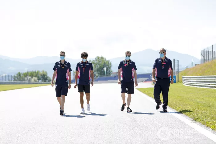 Lance Stroll, Racing Point, sur la piste avec son équipe