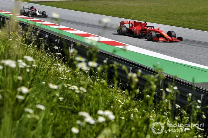 Sebastian Vettel, Ferrari SF1000, devant Kimi Raikkonen, Alfa Romeo Racing C39