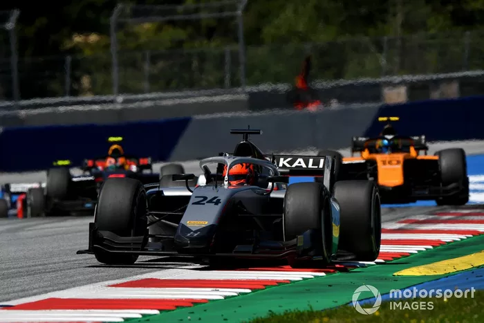 Nikita Mazepin, Hitech Grand Prix, y Guilherme Samaia, Campos Racing