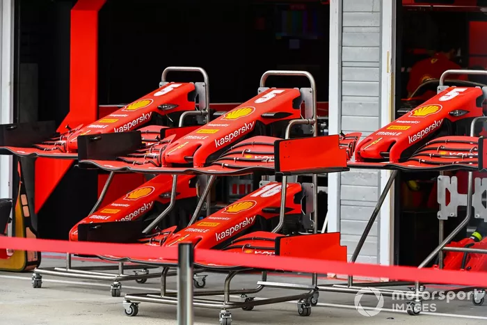 La nariz del Ferrari y las alas delanteras en el pit lane