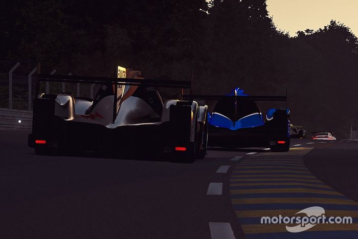 Acciones en la pista al atardecer