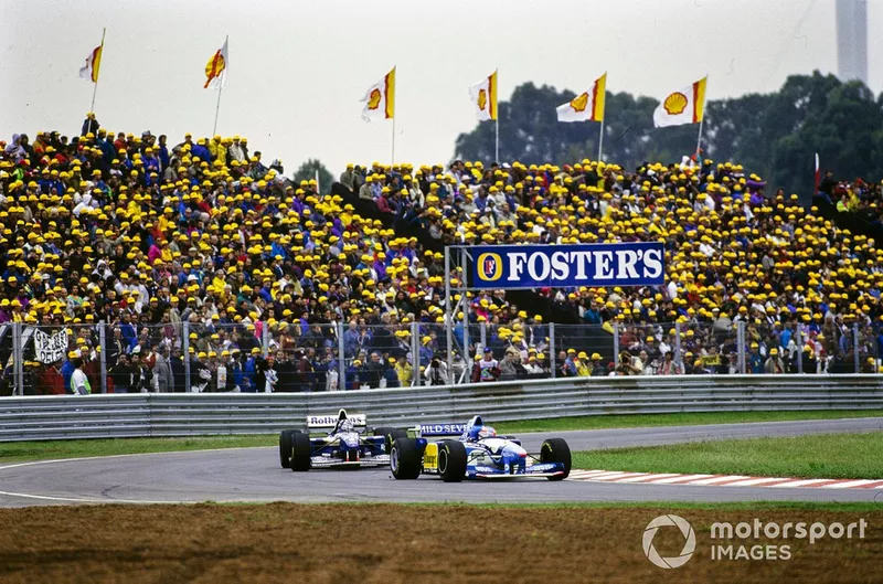 Michael Schumacher, Benetton B195 Renault, leads Damon Hill, Williams FW17 Renault