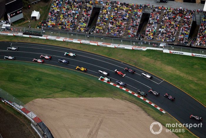 Fernando Alonso, Ferrari F10, gira después de contactar con Jenson Button, McLaren MP4-25 Mercedes