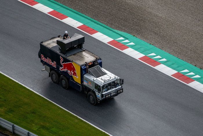 Cameron Carpenter toca en el techo de un camión del Dakar pilotado por Matthias Walkner
