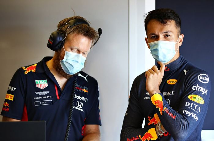 Alex Albon, Red Bull Racing habla con el ingeniero de carrera Mike Lugg