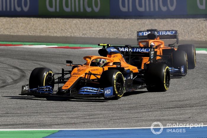 Lando Norris, McLaren MCL35, por delante de Carlos Sainz Jr., McLaren MCL35
