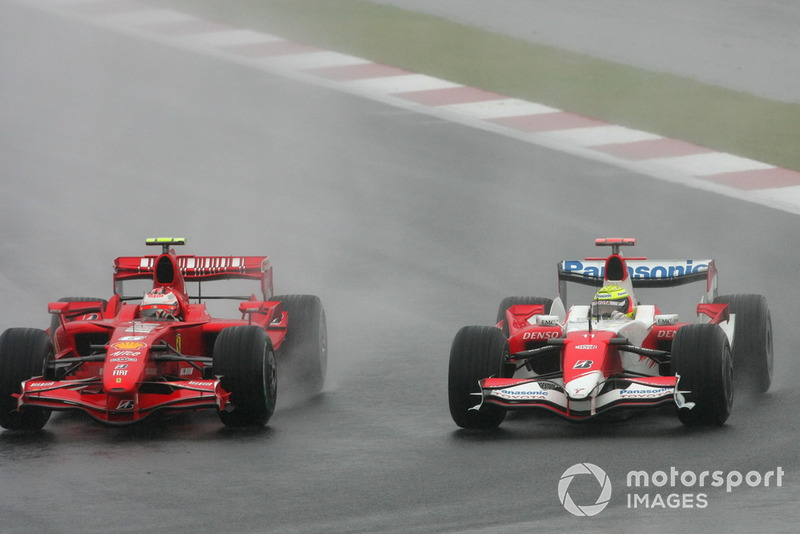 Kimi Raikkonen,  Ferrari F2007 pasa a Ralf Schumacher, Toyota TF107