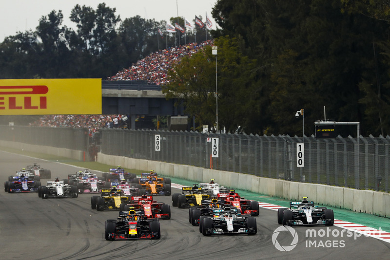 Lewis Hamilton, Mercedes AMG F1 W09 EQ Power+, battles en lutte avec Daniel Ricciardo, Red Bull Racing RB14, Max Verstappen, Red Bull Racing RB14, and Valtteri Bottas, Mercedes AMG F1 W09 EQ Power+, devant Sebastian Vettel, Ferrari SF71H, Kimi Raikkonen, Ferrari SF71H, Nico Hulkenberg, Renault Sport F1 Team R.S. 18, Carlos Sainz Jr., Renault Sport F1 Team R.S. 18, et le reste du peloton au départ