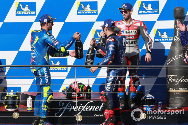 Подіум: друге місце Андреа Янноне, Team Suzuki MotoGP, переможець гонки Маверік Віньялес, Yamaha Factory Racing, третє місце Андреа Довіціозо, Ducati Team