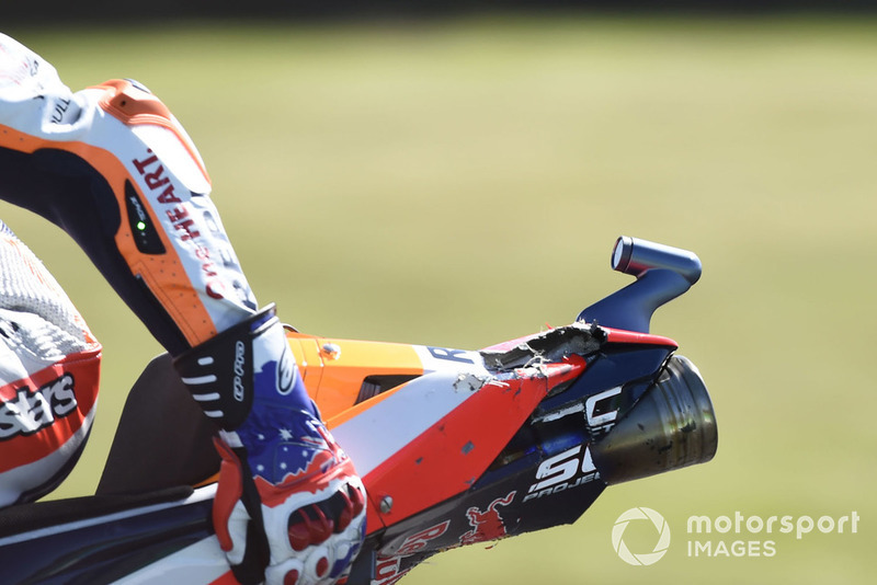 Marc Marquez, Repsol Honda Team, con la moto danneggiata