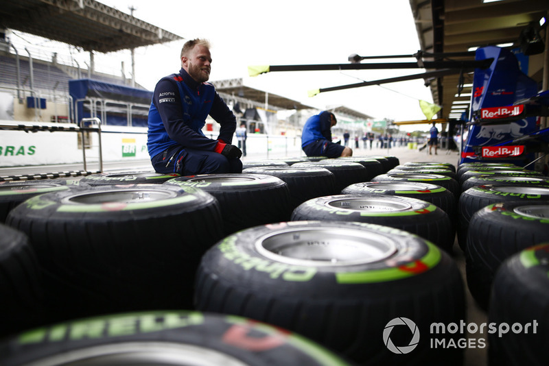 Un meccanico Toro Rosso al lavoro su degli pneumatici Pirelli