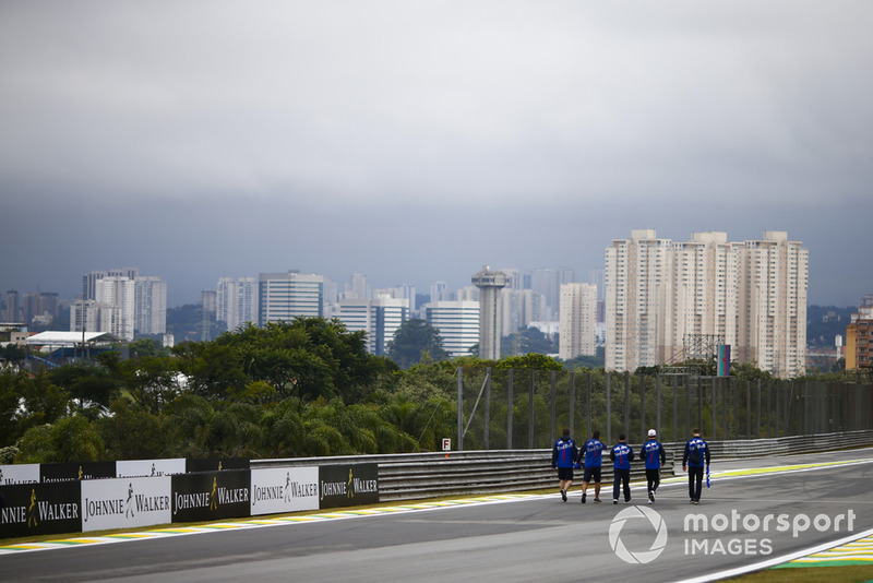 Pierre Gasly, Toro Rosso, parcourt la piste à pied