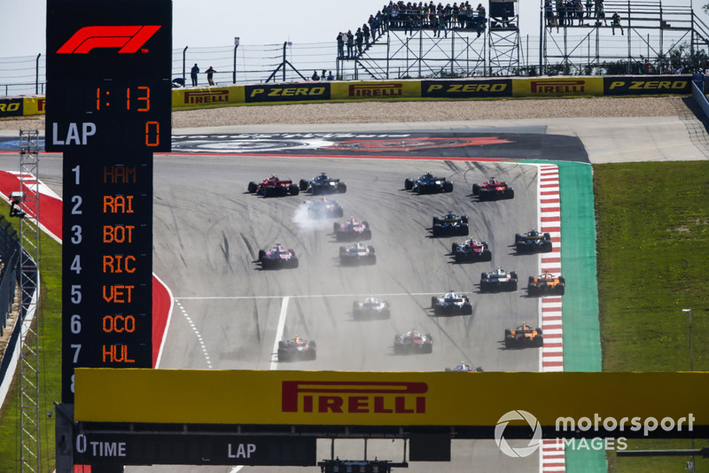 Kimi Raikkonen, Ferrari SF71H, dépasse Lewis Hamilton, Mercedes AMG F1 W09 EQ Power+, avant le premier virage