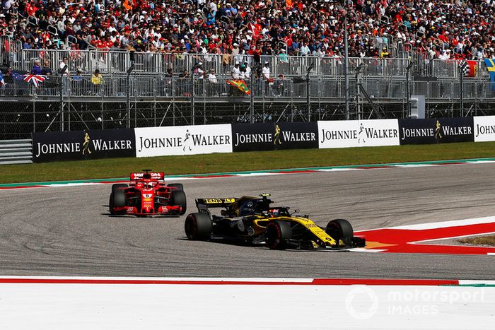 Carlos Sainz Jr., Renault Sport F1 Team R.S. 18 y Sebastian Vettel, Ferrari SF71H 