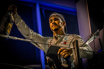 Lewis Hamilton, Mercedes AMG F1, met de trofee