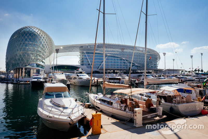 Yas Viceroy Hotel vista desde la marina