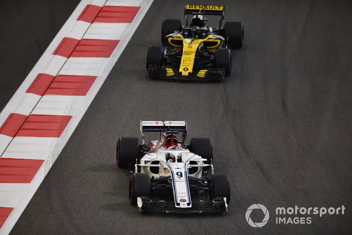 Marcus Ericsson, Sauber C37 y Nico Hulkenberg, Renault Sport F1 Team R.S. 18