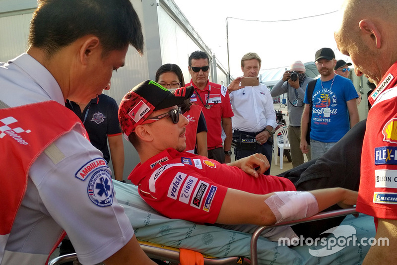 Jorge Lorenzo, Ducati Team, viene portato in ospedale dopo l'incidente