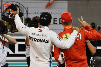 Lewis Hamilton, Mercedes AMG F1 e Sebastian Vettel, Ferrari, festeggia nel parco chiuso