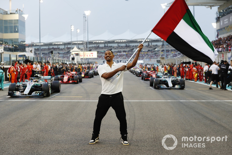 Actor Will Smith waves the UAE flag ahead of the start