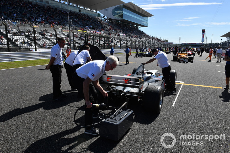 McLaren MP4-13 lors des Legends F1 30th Anniversary Lap Demonstration