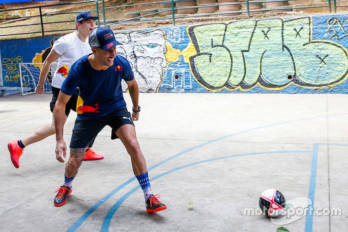 Max Verstappen y Daniel Ricciardo, Red Bull Racing juegan Futsal en Brasil