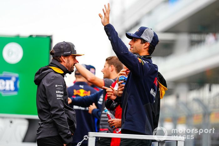 Daniel Ricciardo, del Red Bull Racing, saluda a la multitud en el desfile de pilotos con Fernando Alonso, McLaren
