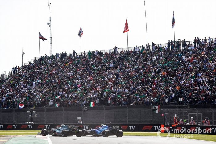 Lance Stroll, Aston Martin AMR21, pasa a Nicholas Latifi, Williams FW43B