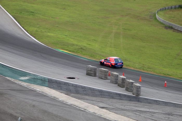 Carros passam pelo buraco aberto em Interlagos (foto: Fernando Santos/Divulgação F-Vee)