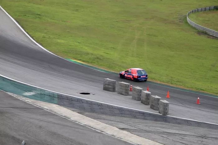 Carros passam pela cratera aberta em Interlagos (foto: Fernando Santos/Divulgação F-Vee)