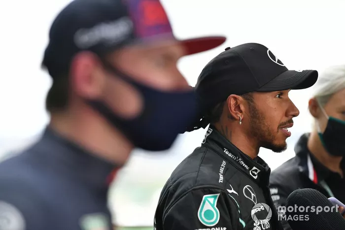 Ganador de la pole  para la carrera sprint Lewis Hamilton, de Mercedes, es entrevistado tras la clasificación