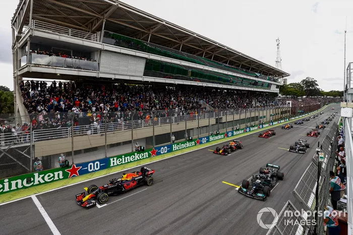 Max Verstappen, Red Bull Racing RB16B, Valtteri Bottas, Mercedes W12, Sergio Pérez, Red Bull Racing RB16B, y el resto del campo en la salida
