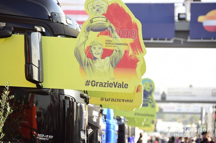 Banners de Valentino Rossi, Petronas Yamaha SRT ene l paddock MotoGP