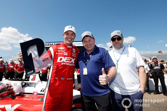 El piloto Scott McLaughlin, del Team Penske Chevrolet, celebra su pole position