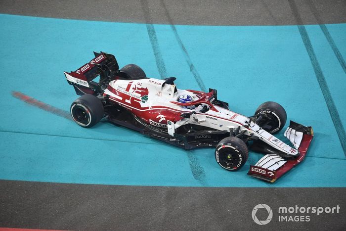 Kimi Raikkonen, Alfa Romeo Racing C41, hace un trompo y choca con una barrera