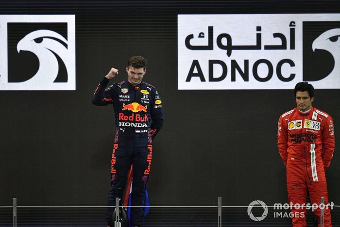 Podio: ganador y campeón del mundo Max Verstappen, Red Bull Racing, tercer lugar Carlos Sainz Jr., Ferrari
