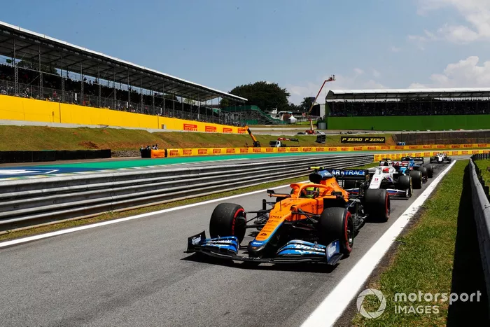 Lando Norris, McLaren MCL35M, se dirige a la parrilla
