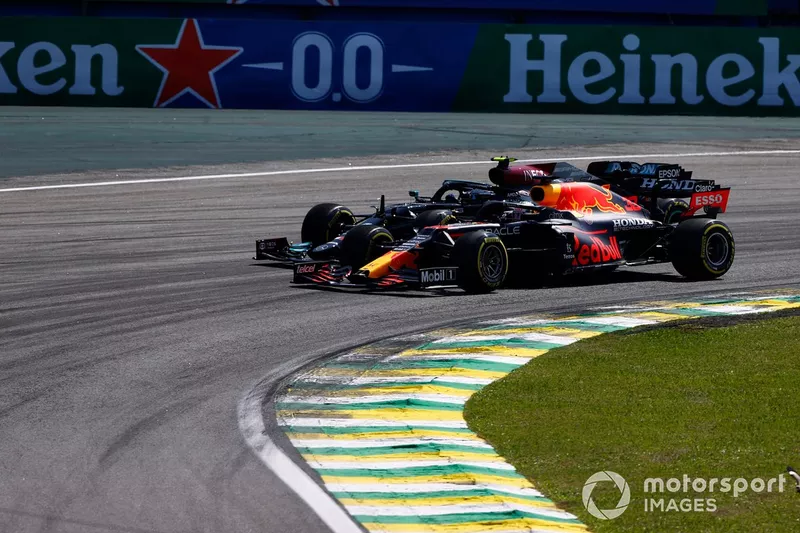 Max Verstappen, Red Bull Racing RB16B, e Valtteri Bottas, Mercedes W12