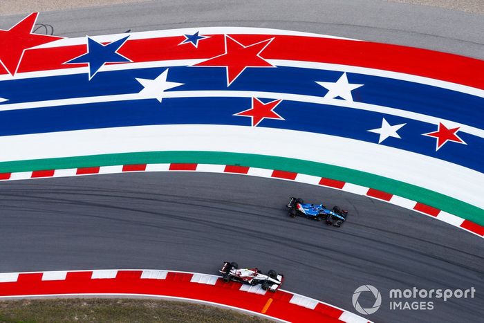 Fernando Alonso, Alpine A521, pasa a Antonio Giovinazzi, Alfa Romeo Racing C41