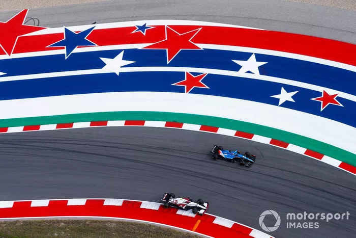 Fernando Alonso, Alpine A521, pasa a Antonio Giovinazzi, Alfa Romeo Racing C41