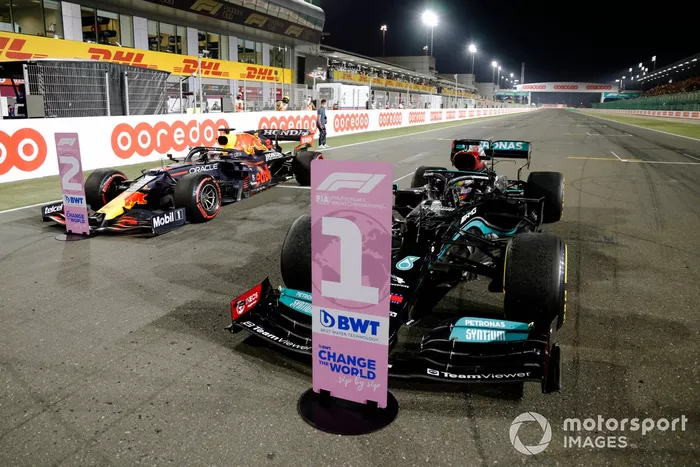 Lewis Hamilton, Mercedes W12, 1ª posición, y Max Verstappen, Red Bull Racing RB16B, 2ª posición, llegan al Parc Ferme
