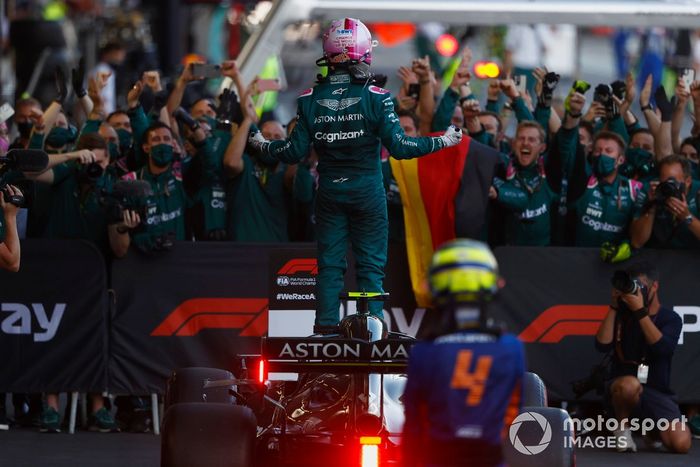 Sebastian Vettel, Aston Martin, 2ª posición, celebra con su equipo en el Parc Ferme