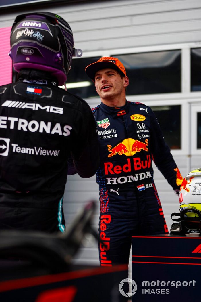 Segundo lugar Lewis Hamilton, Mercedes, felicita al ganador Max Verstappen, Red Bull Racing en el Parc Ferme