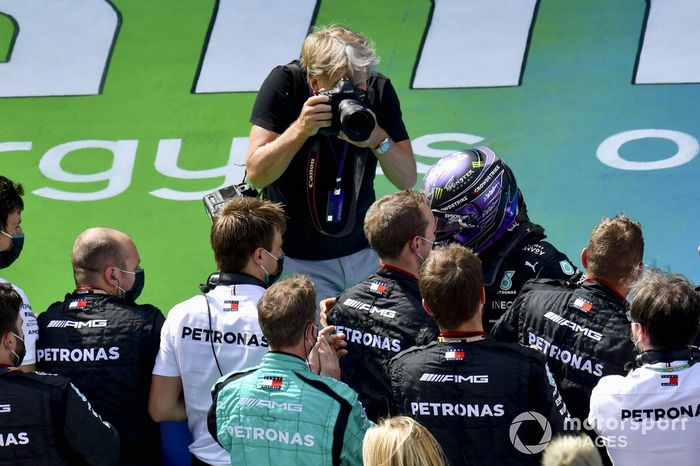 Lewis Hamilton, Mercedes, primera posición, y Steven Tee, fotógrafo 