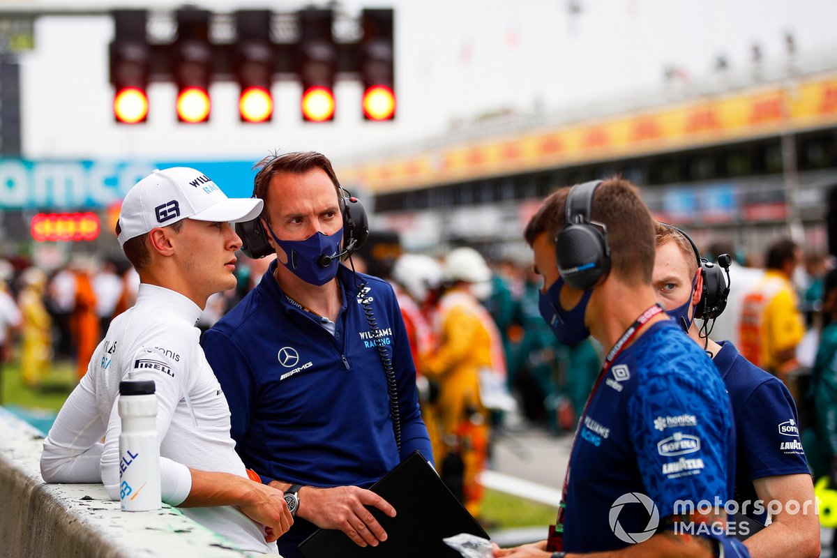 George Russell, Williams, with engineers on the grid