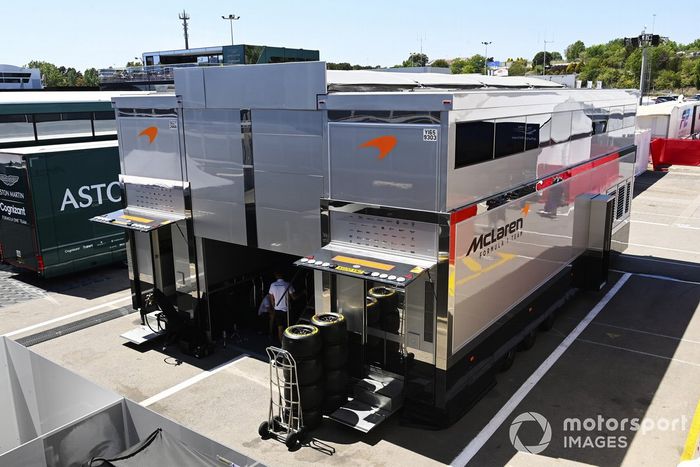 McLaren motorhome en el paddock
