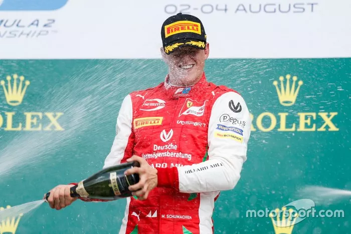 Podio: il vincitore della gara Mick Schumacher, Prema Racing